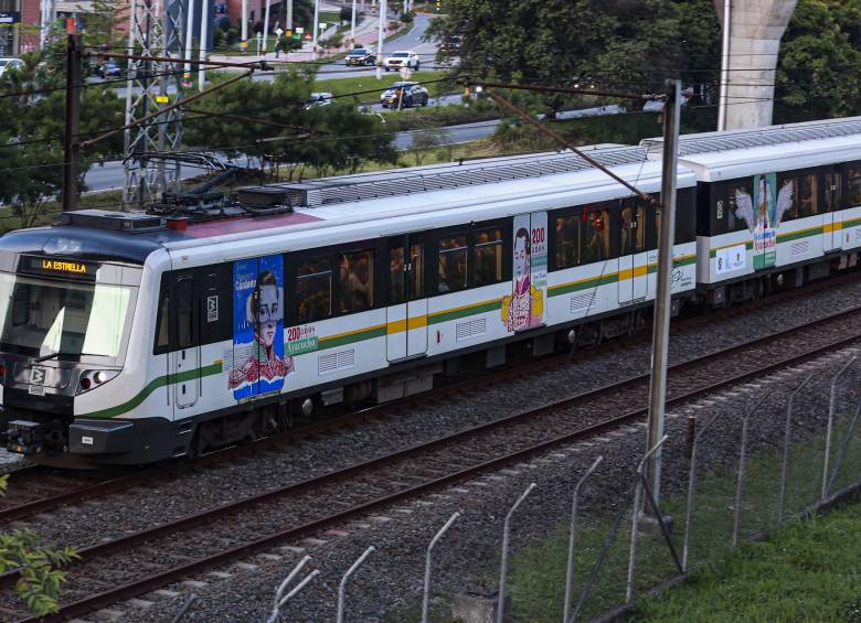 Uno de los trenes del Metro de Medellín durante su recorrido. Foto: Manuel Saldarriaga Quintero.