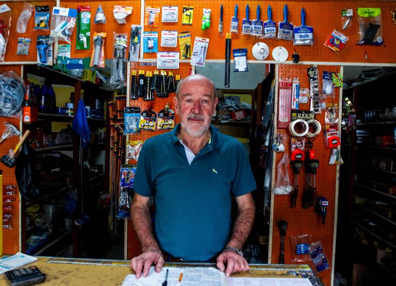 La ferretería lleva casi 35 años en manos de don Antonio, quien trabaja en el negocio mientras administra también el supermercado del pueblo. FOTO Julio César Herrera. 
