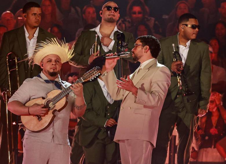 Aparte de buenas Canciones, hay que destacar los buenos músicos que lo acompañan y los homenajes a Colombia. Aquí con el cuatrista José Eduardo Santana. Foto: Manuel s Quintero.