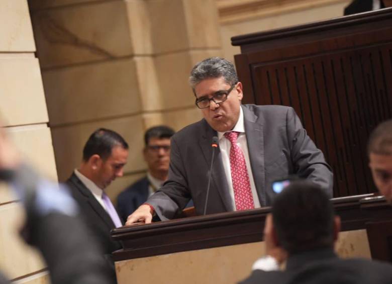 El contralor, Carlos Hernán Rodríguez Becerra, aclaró la cifra de endeudamiento de las EPS en el país. Imagen tomada de Senado.gov. 
