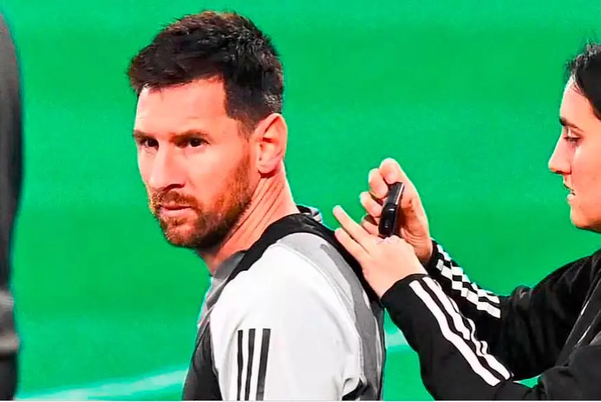 En el fútbol ya son comunes los chalecos que miden las funciones corporales. FOTO GETTY 