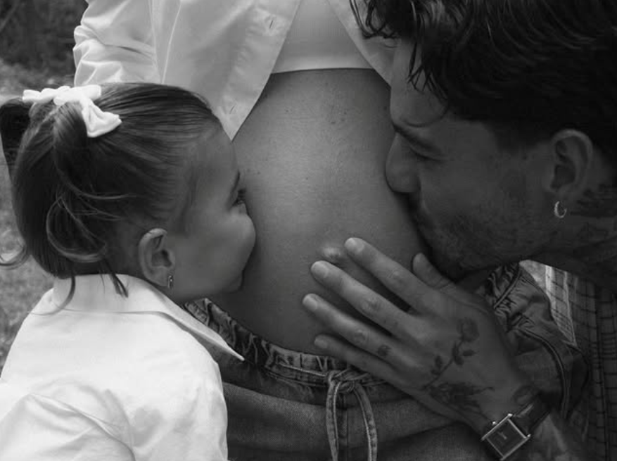 Maluma, Paris y Susana Gómez compartieron una tierna fotografía para anunciar la llegada de un nuevo integrante a la familia. Foto: redes sociales @maluma
