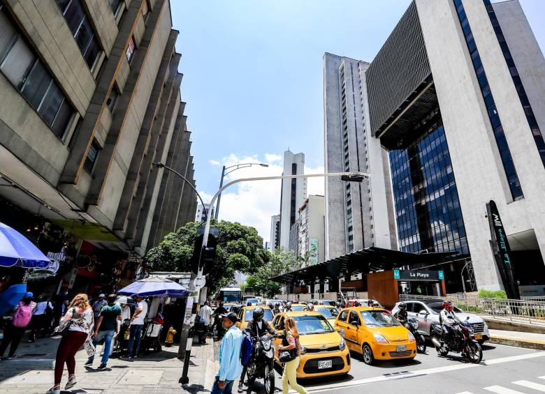 Un caso se presentó en el cruce de la avenida oriental con la calle La Playa, centro de Medellín. FOTO: Jaime Pérez.