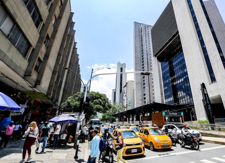 Un caso se presentó en el cruce de la avenida oriental con la calle La Playa, centro de Medellín. FOTO: Jaime Pérez.