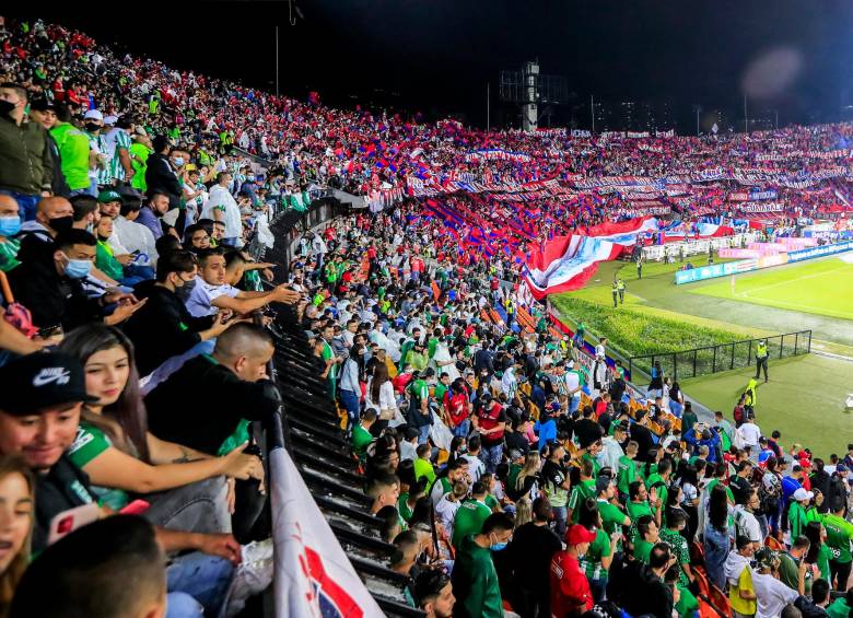 La invitación para los hinchas tanto del Medellín como del Nacional, es que acudan temprano al escenario deportivo para evitar inconvenientes a la hora del ingreso. FOTO JAIME PÉREZ