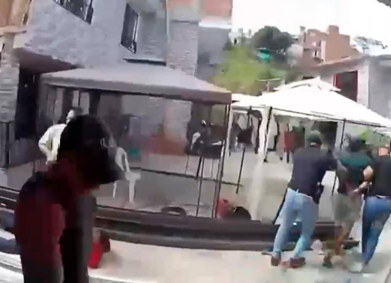 La captura se produjo en el sector Mano de Dios, localizado en la vía de ingreso a Altavista. FOTO: IMAGEN TOMADA DE VIDEO