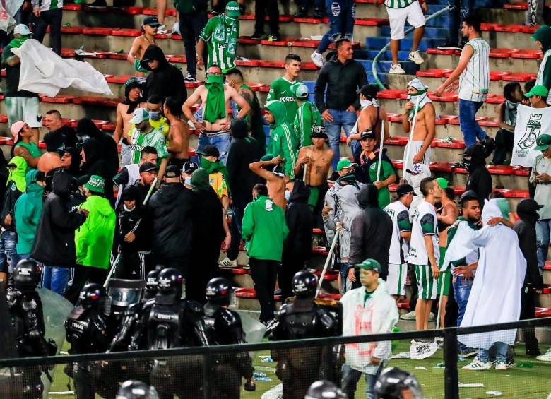 Los estadios de Medellín, Bucaramanga y Manizales se han visto afectados por el mal comportamiento de algunas barras que han ocasionado daños y vandalismo. FOTO JAIME PÉREZ 