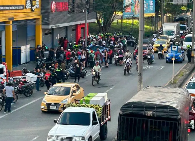 Al escuchar el abaleo, en el sector donde queda el concesionario se aglomeraron gran cantidad de curiosos. FOTO CORTESÍA