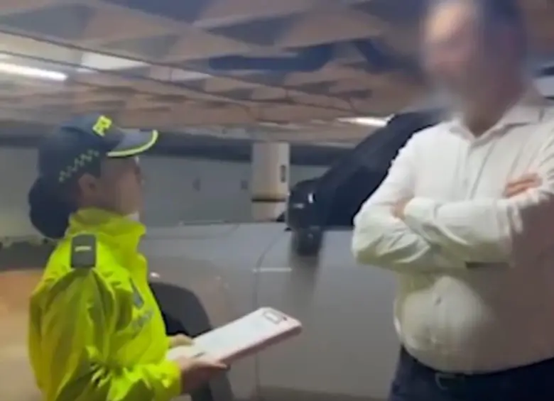 Inicialmente una patrullera le leyó sus derechos y los cargos por los que se hacía la aprehensión. FOTO TOMADA DE VIDEO