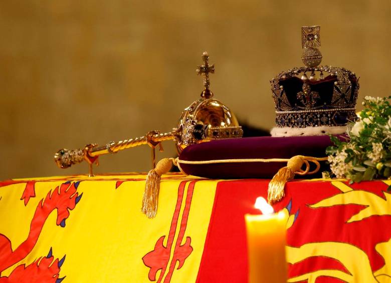 Antes del himno final, en la ceremonia de este lunes, serán retiradas la corona imperial de Estado, el orbe y el cetro para ser ubicados en un altar. FOTO Getty