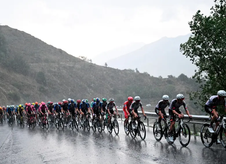 El mal tiempo sorprendió al pelotón de la Vuelta a España, cuyos corredores que bajarse después de la bici y buscar refugio ante la fuerte granizada. FOTO: GETTY