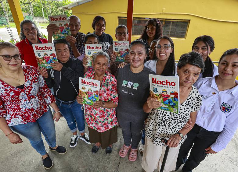 Estefania Torres Celis junto a la coordinadora Rocío Gregory y otros “profes” y monitores de la Normal de Amagá que apoyan el proceso educativo. Foto: Manuel Saldarriaga Quintero.