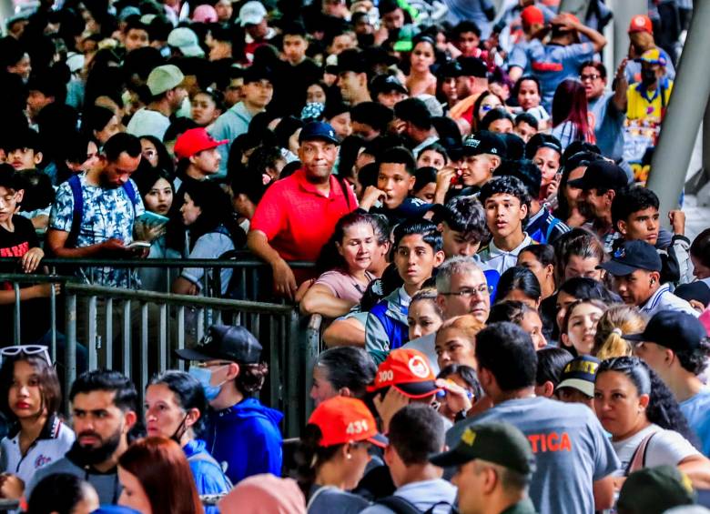 Los tumultos se presentaron en las afueras de los coliseos. En el estadio, en cambio, el show fue amenizado con música, animadores, baile y un largo discurso de Quintero. FOTO jaime pérez