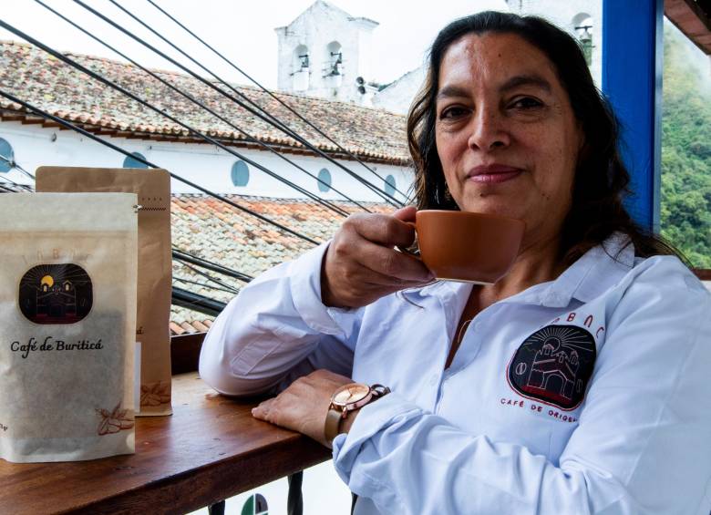 Café Tabac está ubicado al lado del parque principal de Buriticá. Su local es un espacio acogedor que invita a sentirse en casa. FOTO JULIO CÉSAR HERRERA
