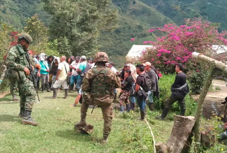 El pasado 20 de septiembre, 74 militares fueron secuestrados por la comunidad, instrumentalizada por disidencias de las Farc, en La Plata, Huila. FOTO cortesía ejército