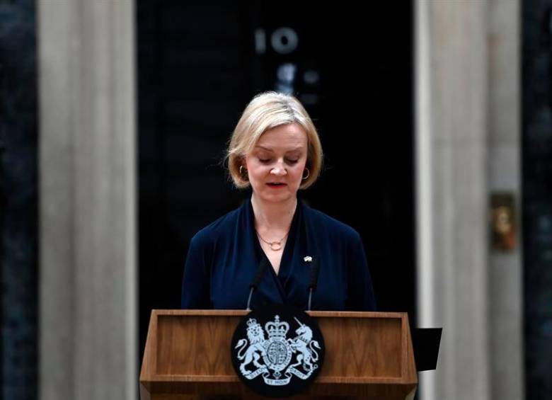 La primera ministra había sufrido presiones desde dentro y fuera de su partido para que abandone Downing Street y las turbulencias que atraviesa su Gobierno. FOTO: EFE