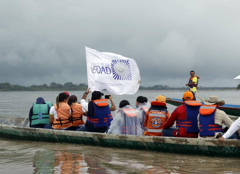 Integrantes de la Comisión de la Verdad mientras navegan el río Arauca, en la población de Puerto Contreras (Colombia). FOTO: EFE