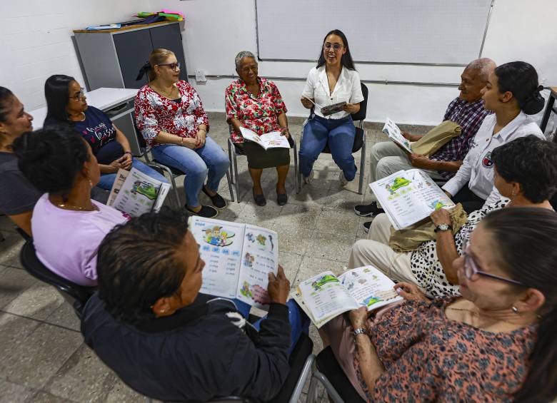 EL curso también incluye “refuerzos” en los que los adultos mayores también comparten socialmente. Foto: Manuel Saldarriaga Quintero.