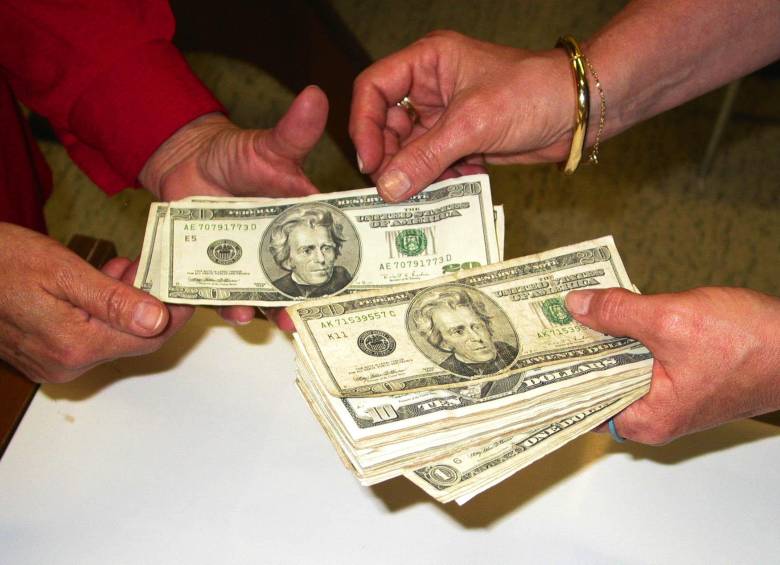 El precio del dólar está subiendo en vista de que es posible que la Fed no reduzca todavía las tasas de interés. Foto: Archivo