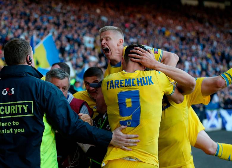 Los jugadores de Ucrania celebran la victoria que alcanzaron ante Escocia y siguen con el sueño de clasificar al Mundial de Qatar. FOTO EFE 