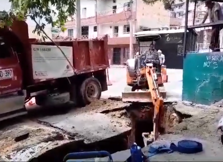 En la mañana descubrieron el tubo y luego procedieron a la reparación. FOTO EPM