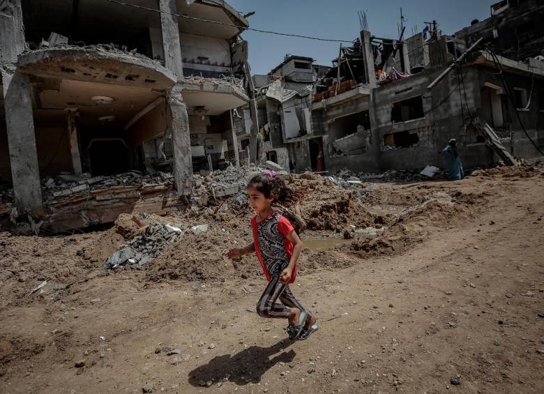 Una niña recorre el territorio de Beit Hanun, en el norte de la Franja de Gaza, donde se encontraba su hogar. Su familia fue una de las tantas afectadas por los enfrentamientos. FOTO EFE/EPA/MOHAMMED SABER