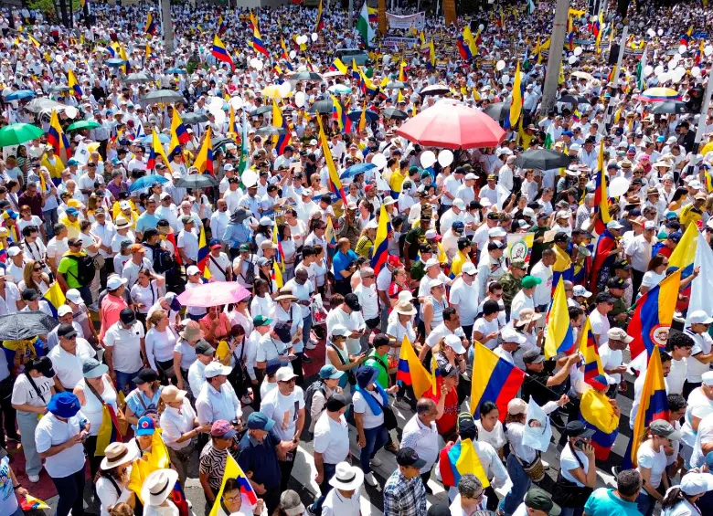Con oraciones al inicio y al final de la jornada, miles de familias celebraron el día del Padre asistiendo a la marcha del silencio en Medellín. FOTOS: MANUEL SALDARRIAGA Y ESNEYDER GUTIÉRREZ
