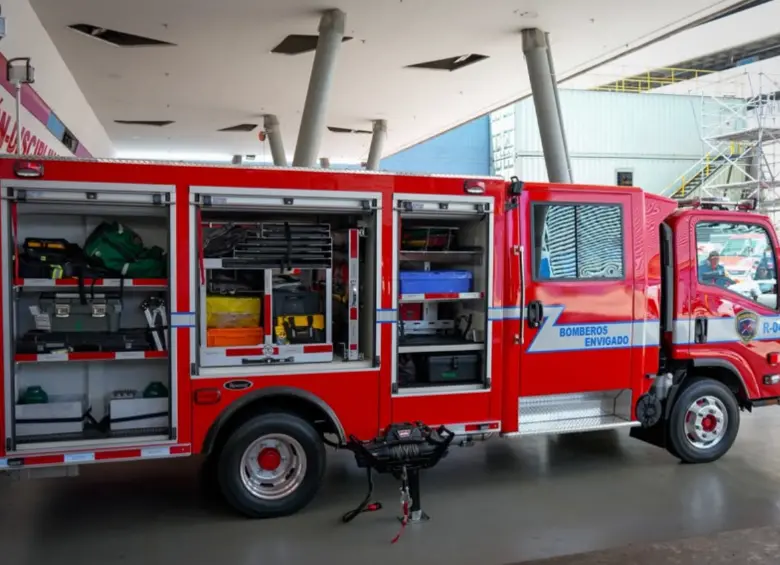 El vehículo está adaptado para labores de rescate, con carrocería de aluminio y un sistema de gabinetes de última generación. Foto: cortesía Alcaldía de Envigado.