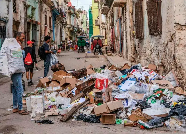 La escasez de recursos y combustible ha provocado la acumulación de basura en barrios de La Habana, reflejo del deterioro de los servicios públicos en Cuba. FOTO: X @JL_Spartan