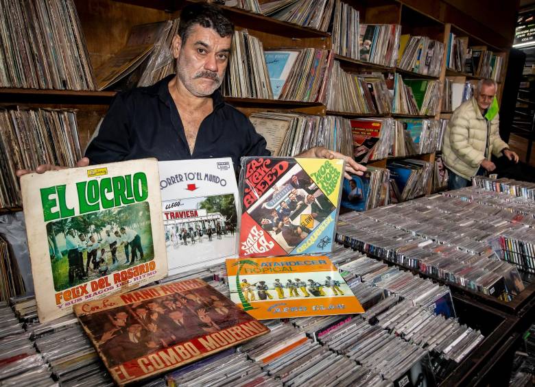 Hoy cada vez se abren en las grandes ciudades del mundo más tiendas de venta de vinilos de segunda mano y Medellín no es ajena a esta tendencia. FOTO Jaime Arango