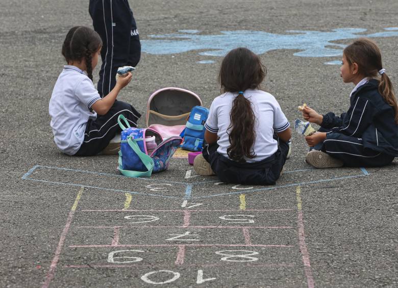 Tras la prohibición del uso de celulares, los niños y adolescentes comparten más. Foto: Manuel Saldarriaga Quintero.