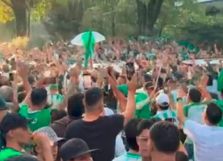 En la imagen se puede ver la fiesta de los hinchas antes de ingresar al Atanasio Girardot. FOTO LUZ MOLINA