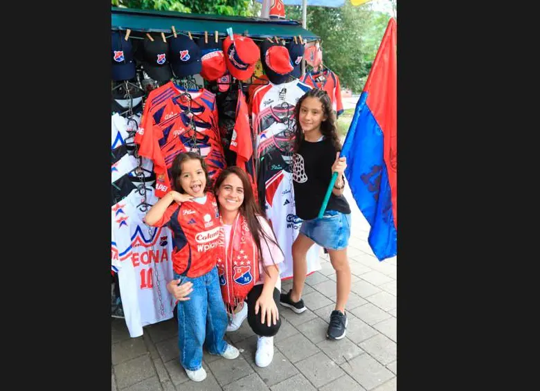 Medellín vibra con la mancha roja y azul en respaldo al Poderoso, hay fiesta y positivismo por la final 