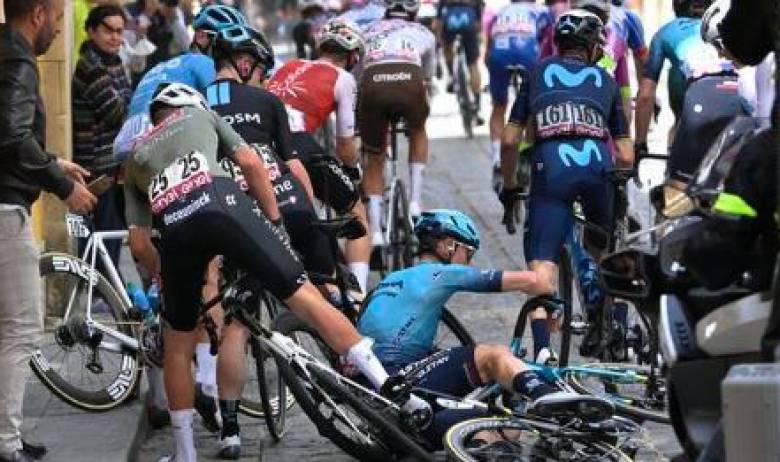 La caída de “Supermán” López en el Giro de Italia que le impidió seguir en competencia. FOTO: CORTESÍA GIRO DE ITALIA