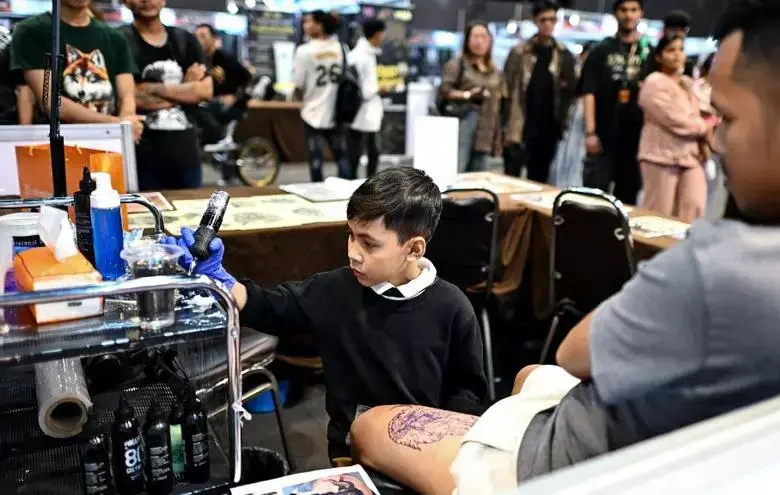 Al igual que su padre, Napat aprendió el oficio gracias a videos en la red social TikTok. FOTO: AFP 