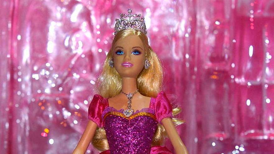 La Barbie y el castillo de diamantes tenía una serie de joyas en oro blanco que la convirtieron en una de las más costosas de la marca. FOTO: tomada de dollsanddolls.com