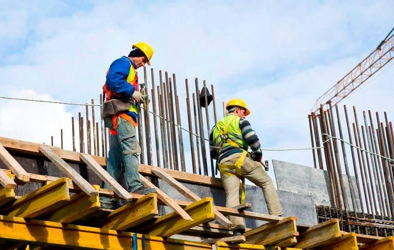 El sector de la construcción mantiene una alta demanda de talento en Colombia, con más de 2.300 ofertas laborales y buenas condiciones de estabilidad contractual. FOTO: GETTY