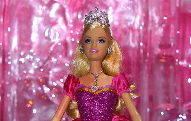 La Barbie y el castillo de diamantes tenía una serie de joyas en oro blanco que la convirtieron en una de las más costosas de la marca. FOTO: tomada de dollsanddolls.com