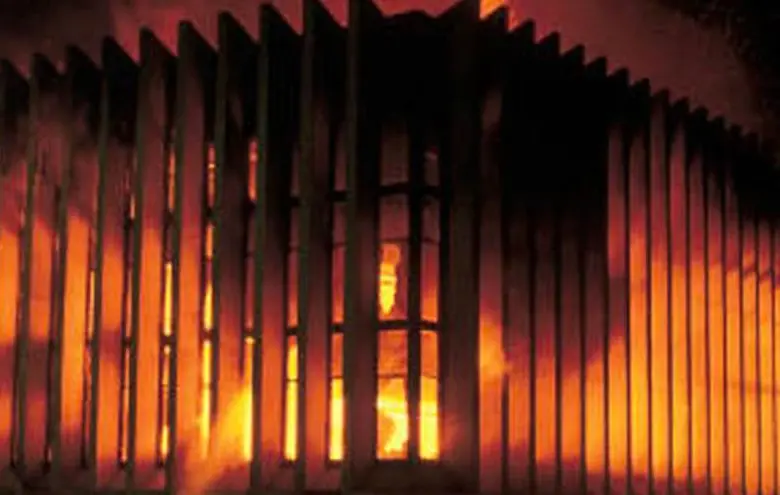 La justicia en llamas fue un título de entonces para referenciar el incendio del Palacio tras la toma del grupo guerrillero M-19. FOTO: Colprensa