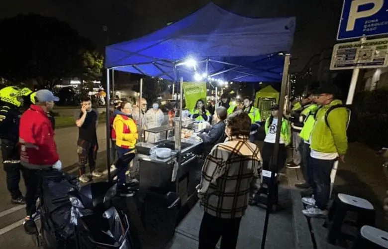 La medida también regula prácticas como la venta de alimentos y servicios informales en vía pública, en medio de críticas de vendedores que temen por su sustento. FOTO: Alcaldía de Bogotá.