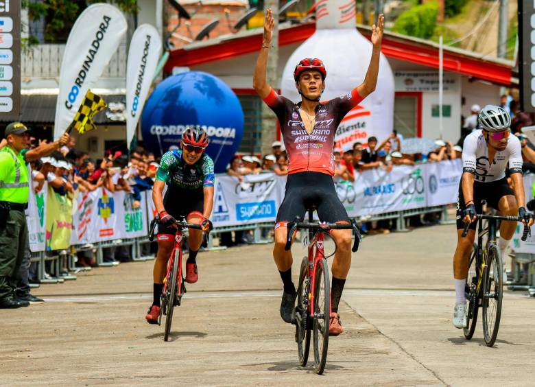 El corredor William Colorado celebra su victoria en la tercera etapa de la Vuelta a Antioquia, en su llegada a Tapartó, en Andes. CORTESÍA VUELTA A ANTIOQUIA