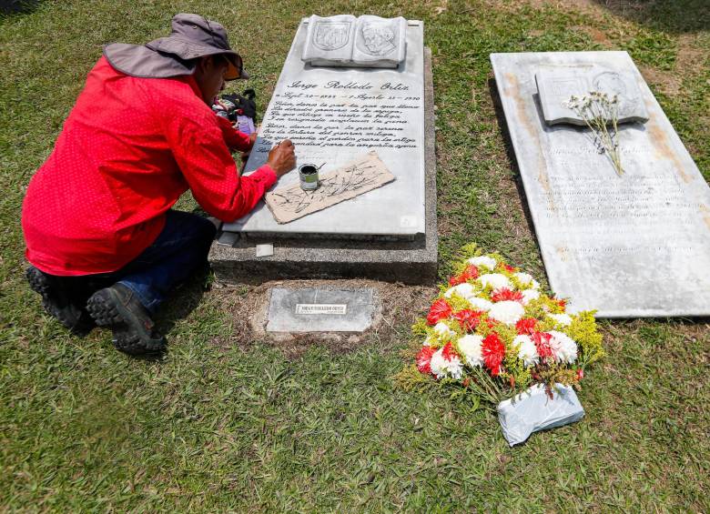 En Campo de Paz comenzó un trabajo de recuperación de algunas lápidas, ene ste caso la de Jorge Roble Ortiz.. Foto: Manuel Saldarriaga Quintero