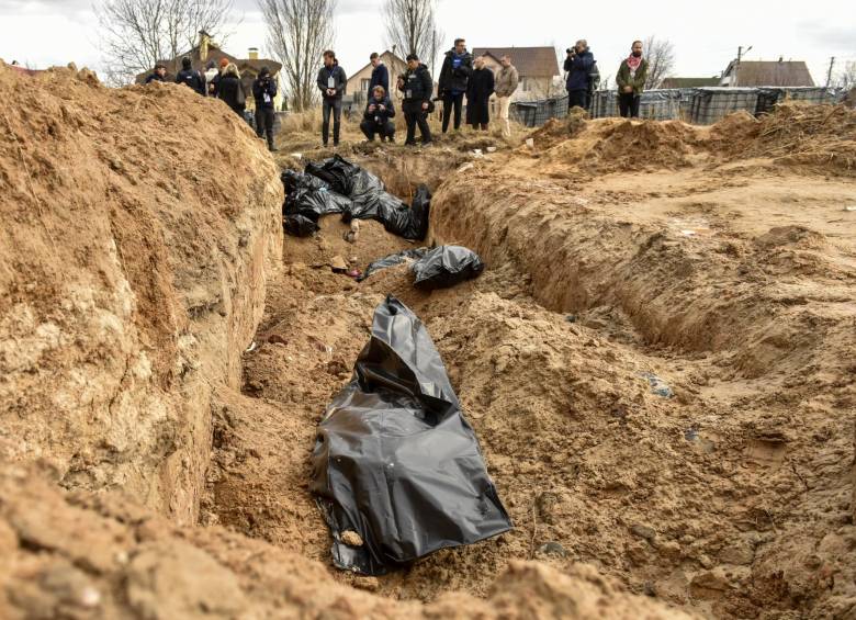 En las fosas halladas en Bucha, cerca de Kiev, se han contabilizado –según el Gobierno de Volodimir Zelenski– al menos 410 cadáveres. Rusia respondió que es un montaje. FOTO efe