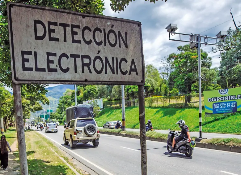 Son varios cuestionamientos por la decisión de Itagüí de mantener pico y placa en la Autopista Sur, gran causa de fotomultas. FOTO Camilo Suárez