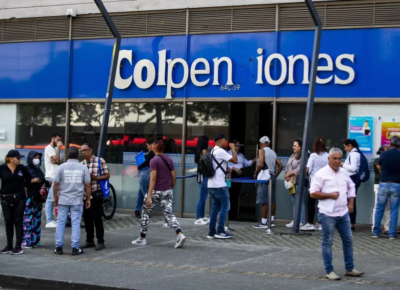 Colpensiones busca que desde los fondos privados se trasladen los ahorros de los trabajadores de alto riesgo para que el gobierno pueda cumplir con el fondo solidario prometido por Gustavo Petro. Foto: Julio César Herrera Echeverri
