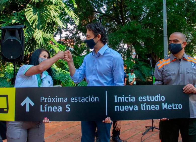 En junio del año pasado, el alcalde de Medellín encabezó un acto en el parque de El Poblado, anunciando el inicio de los estudios del metro subterráneo. FOTO Cortesía