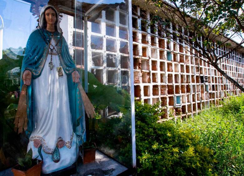 Una escultura de la virgen da la bienvenida en lo que queda del cementerio San Lorenzo. FOTO Jaime Pérez