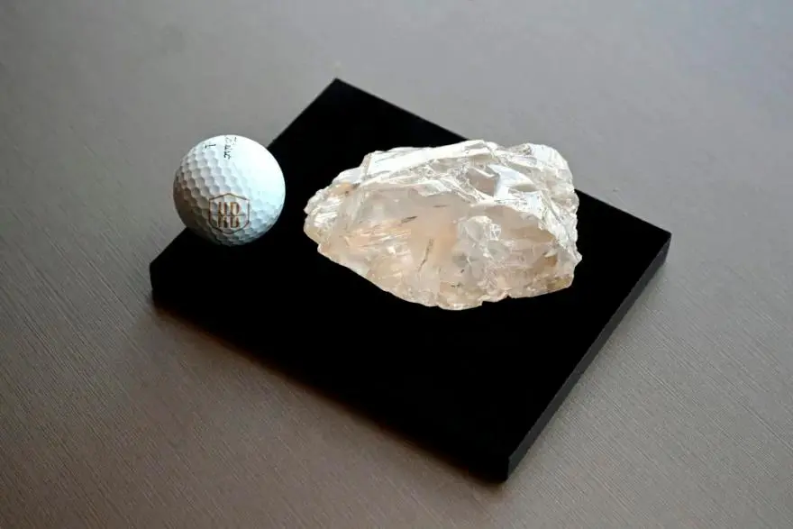 Una pelota de golf junto al “Motswedi”, un diamante en bruto de 2488 quilates, el segundo más grande del mundo. Foto: Afp