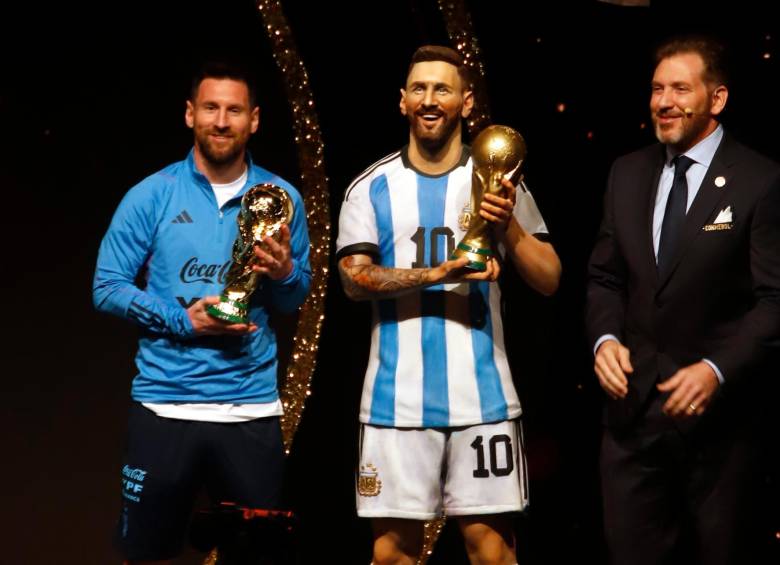 Este es el momento cuando Lionel Messi recibe el doble homenaje, las sorpresas que le tenía Alejandro Domínguez. FOTO EFE