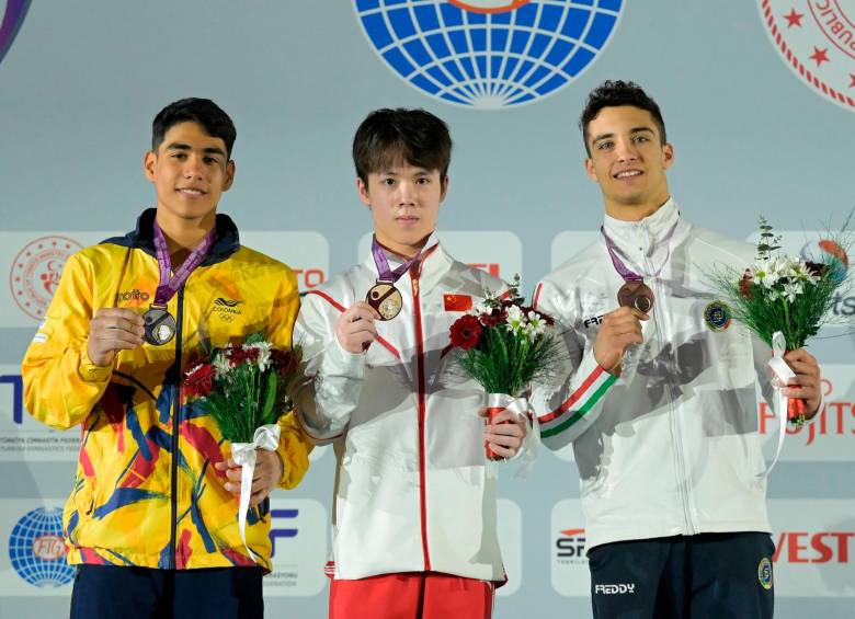 Ángel Barajas en el podio del Mundial Juvenil de Gimnasia en Turquía. FOTO CORTESÍA COMITÉ OLÍMPICO COLOMBIANO 